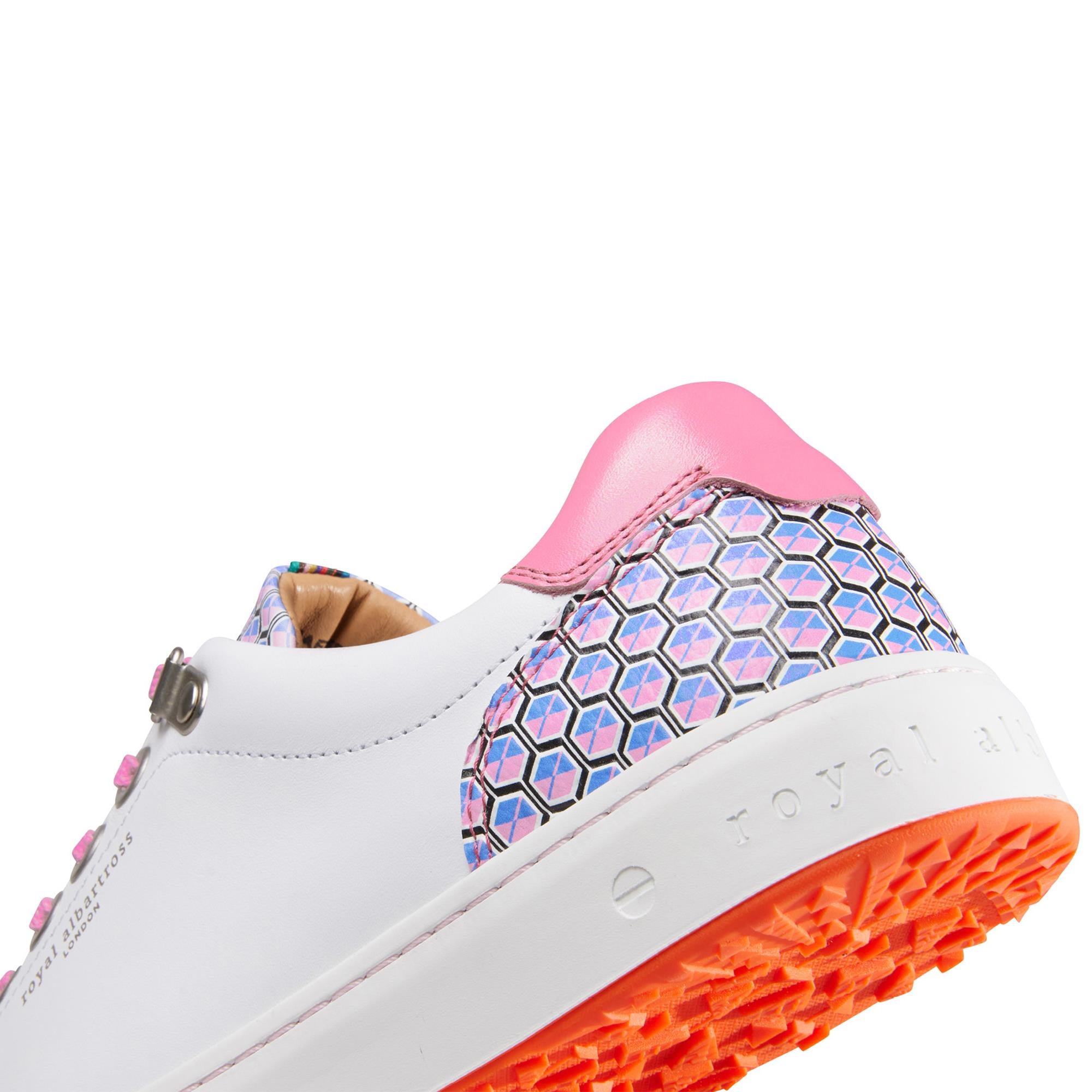 Close-up of heel detail on Royal Albartross Fieldfox ladies spikeless golf shoes in geo white and pink – luxury branding and design on ladies golf footwear
